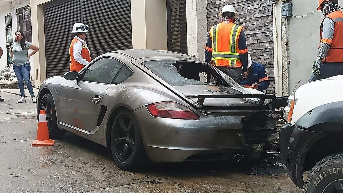 El personal de Bomberos de Tampico lograron controlar las llamas de la unidad